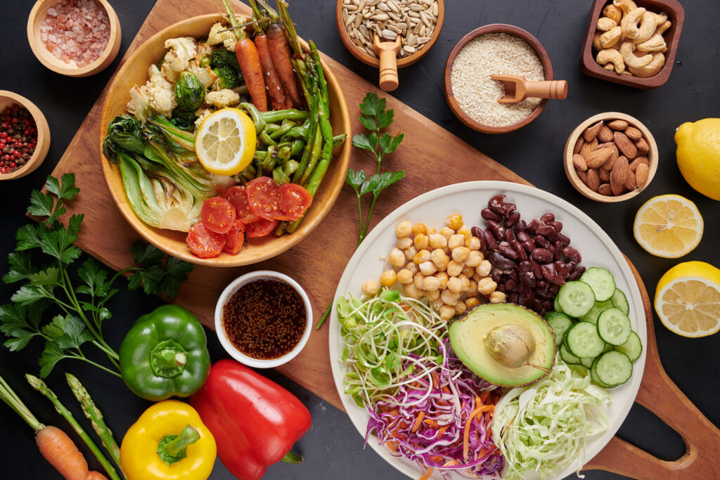 Pratos coloridos com verduras, legumes e grãos