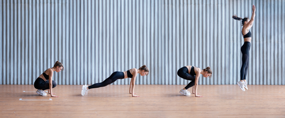 Mulher fazendo burpee